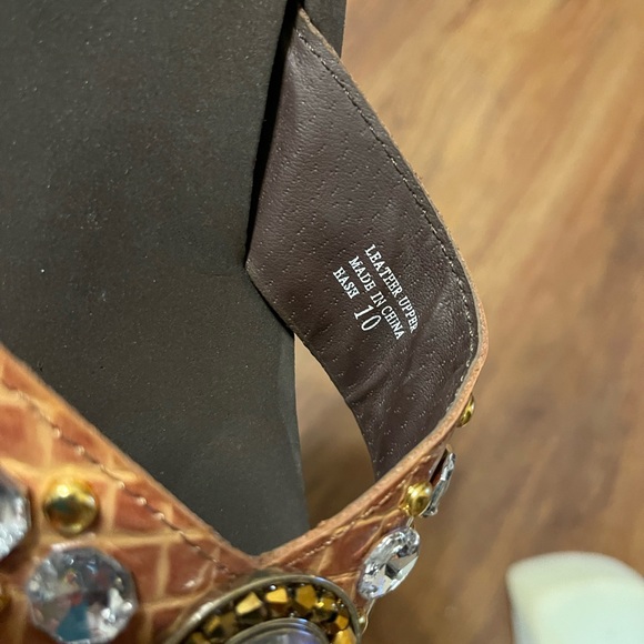 Yellow Box Flip Flops. Color: light brown / tan. Size: 10 - Picture 5 of 6